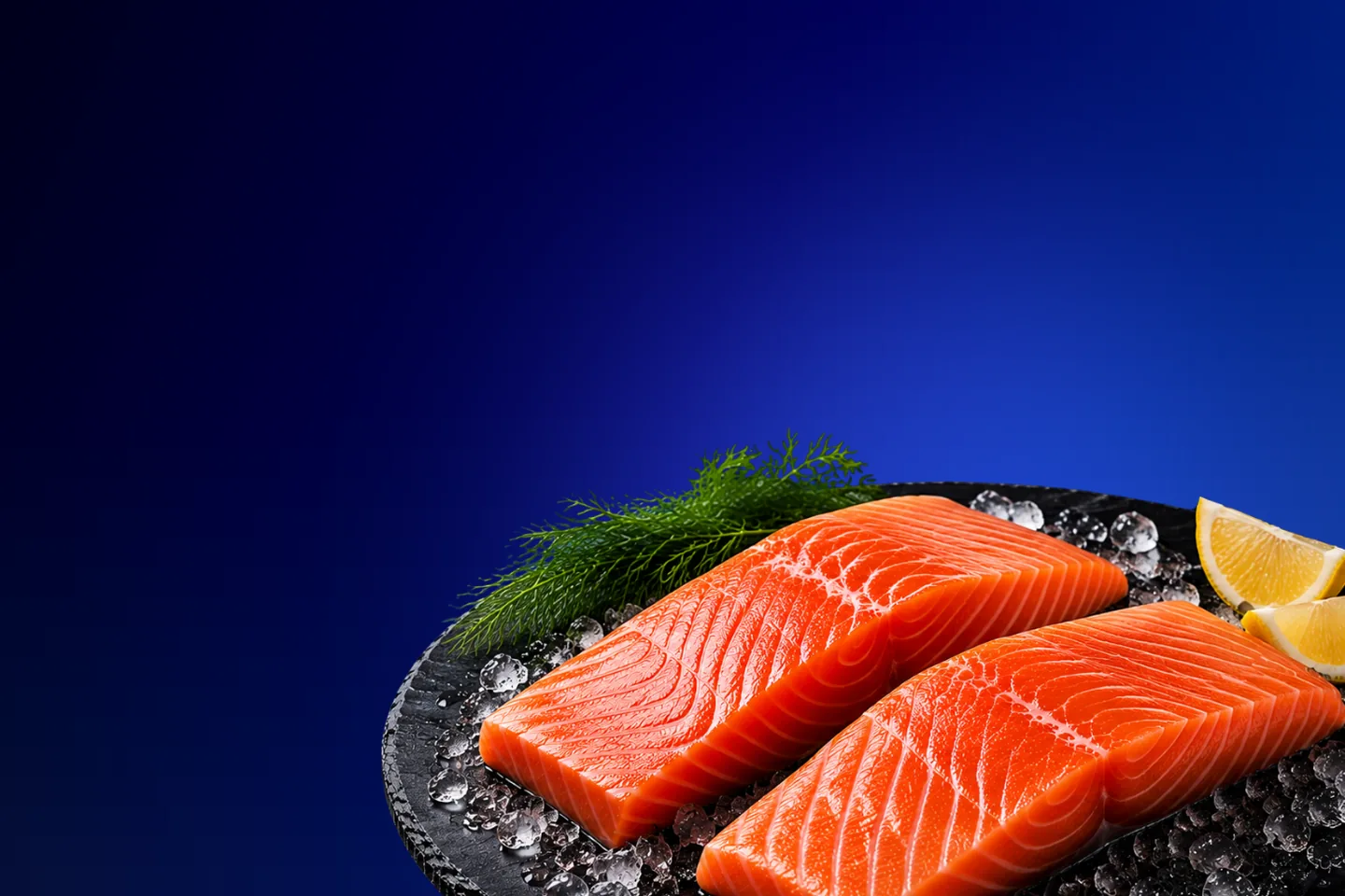 Filetes de salmón fresco sobre plato de pizarra con hielo